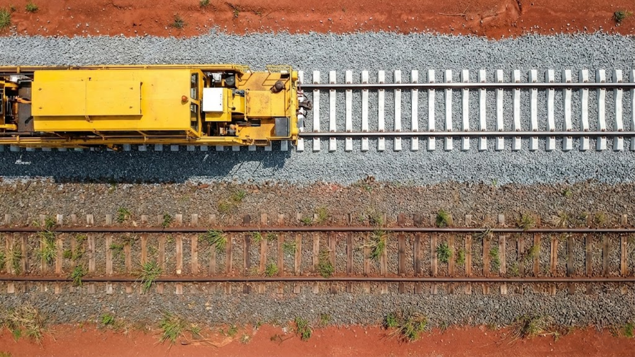 Trem de manutenção com oitocentos metros de extensão renovando trilhos ferroviários