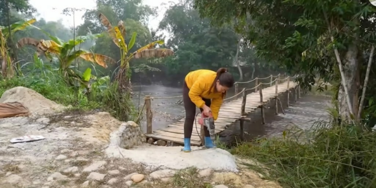Mulher finaliza construção de ponte de aço com soldagem reforçada após desastre natural