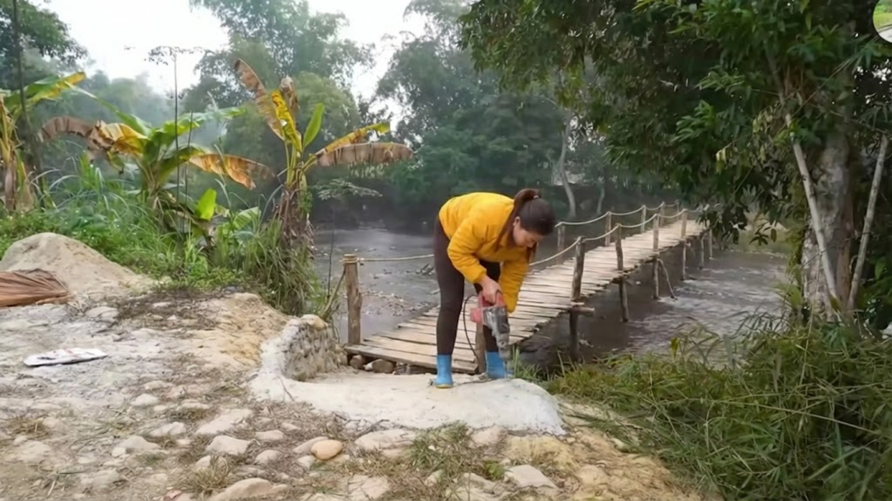 Mulher finaliza construção de ponte de aço com soldagem reforçada após desastre natural