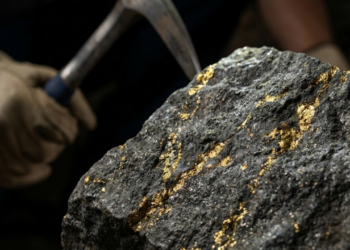 Operários em atividade de extração mineral a quatro mil metros de profundidade