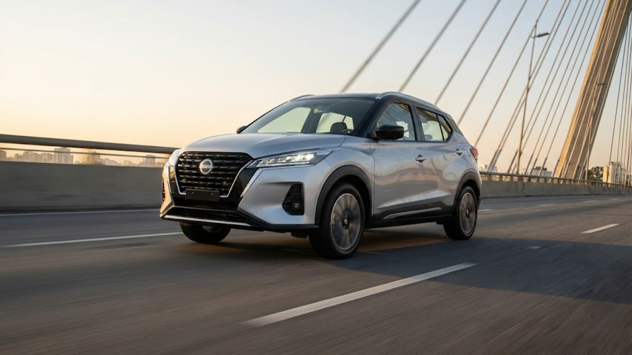Nissan Kicks 2026 em movimento na Ponte Estaiada (SP) ao pôr do sol, mostrando velocidade