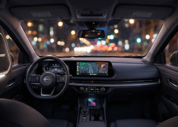 Novo utilitário esportivo da Nissan em estrada destacando economia e amplo espaço interno