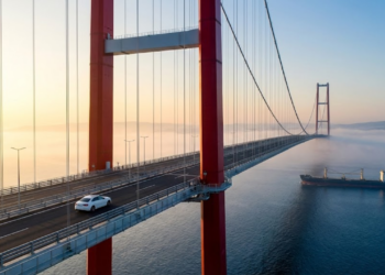 Ponte Çanakkale 1915 unindo continentes sob a luz dourada do amanhecer.