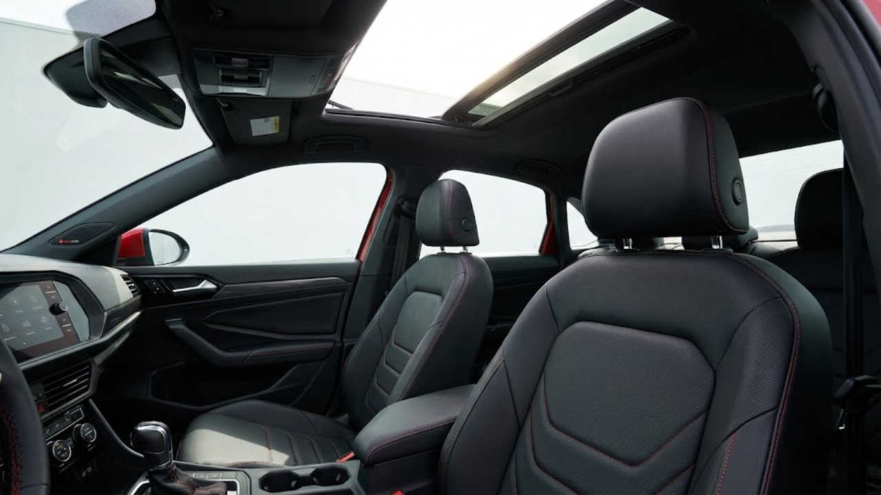 O painel soft-touch e a iluminação ambiente customizável criam uma atmosfera sofisticada para motorista e passageiros