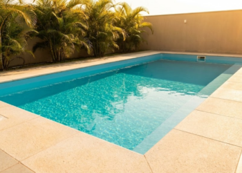Piscina de aço pronta com água cristalina sob sol dourado