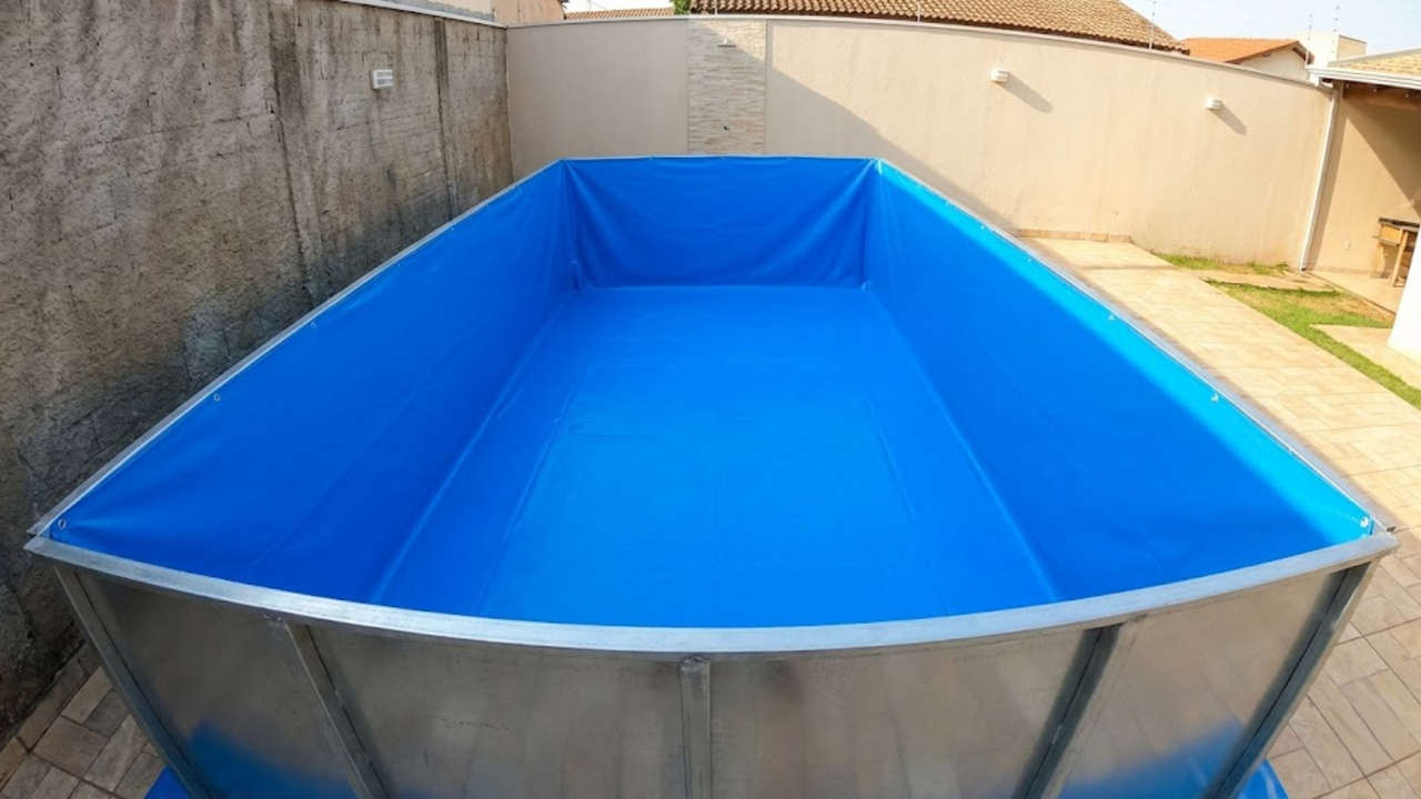 Visão do alto da instalação do liner azul no fundo da piscina.