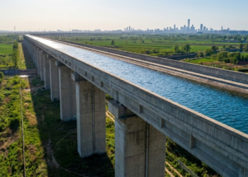 Aqueduto gigante levando água cristalina para Pequim sob o sol.