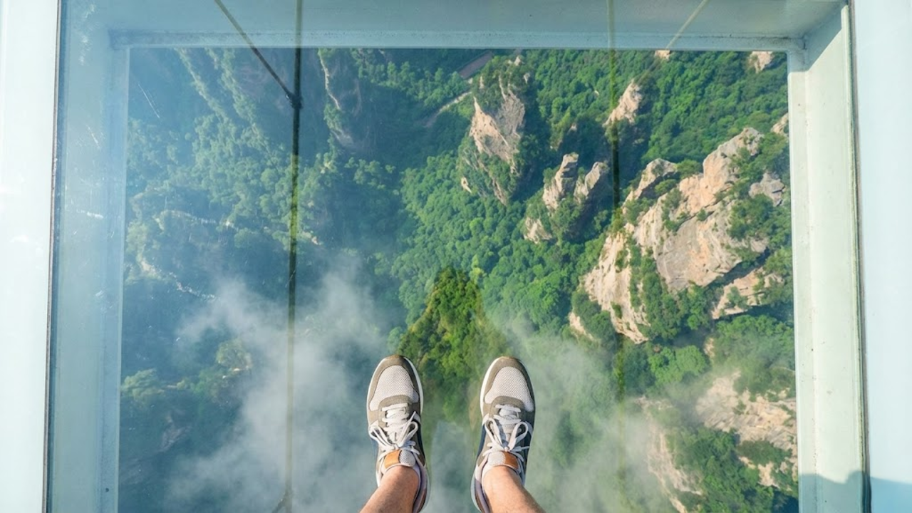 Visão em primeira pessoa (POV) olhando para o abismo através do chão de vidro