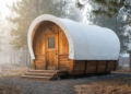 Cabana Conestoga em uma manhã fria, transmitindo segurança e dignidade