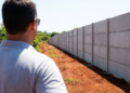 Vista do muro pronto em um loteamento limpo, sem entulho de obra