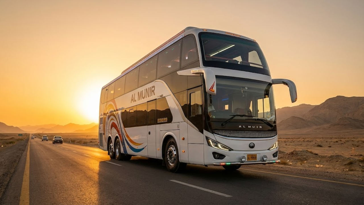 Ônibus de três andares gigante cruzando o deserto ao pôr do sol