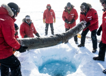 Foto com aspecto amador e granulado de cientistas puxando lama do gelo