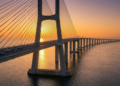 Vista monumental da Ponte Vasco da Gama sobre o rio ao pôr do sol