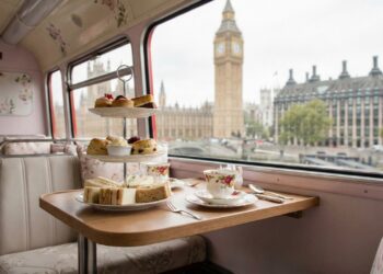 Chá da tarde em movimento: o ônibus de dois andares em Londres que serve bolos finos e champanhe enquanto passa pelo Big Ben