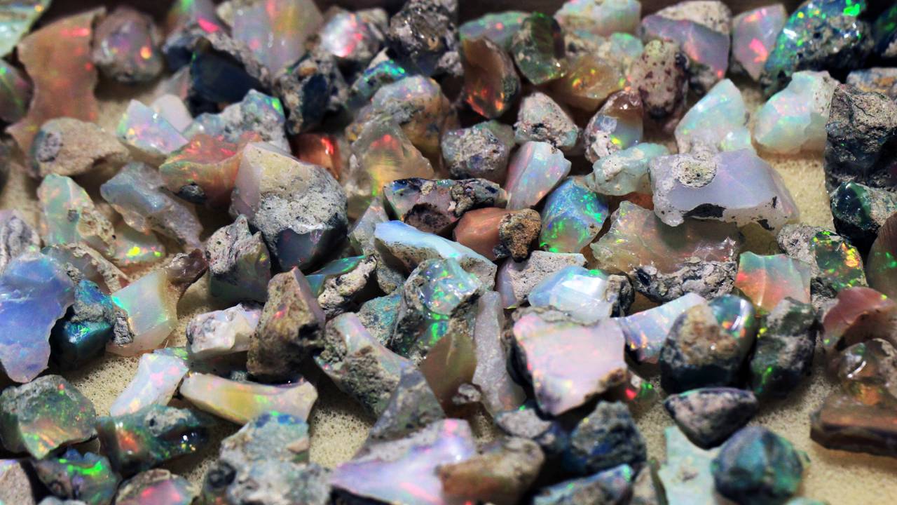 Essa pedra forma um arco-íris por dentro, vale até US$ 20 mil por quilate e é destaque no mercado de gemas preciosas