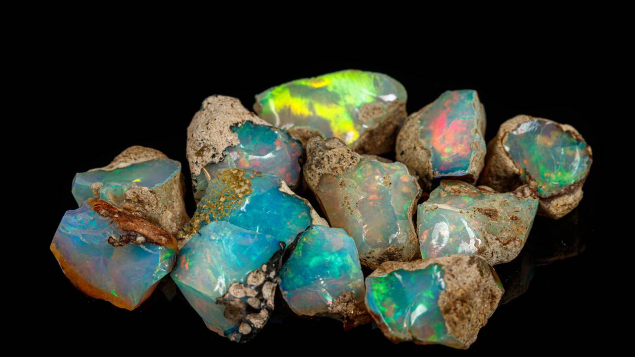 Essa pedra forma um arco-íris por dentro, vale até US$ 20 mil por quilate e é destaque no mercado de gemas preciosas