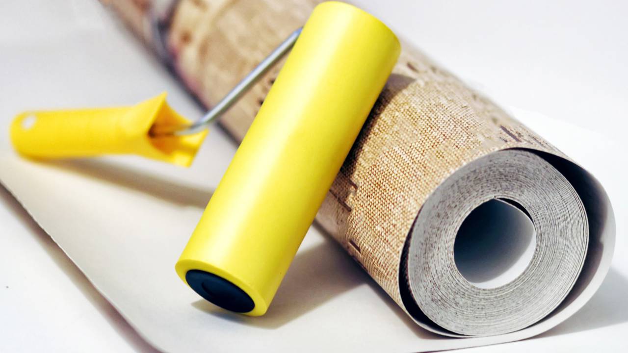 Quanto custa decorar com papel de parede? Veja preços, tipos e o que cabe no seu orçamento sem abrir mão do estilo