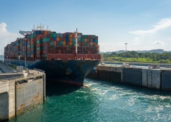 A solução veio com uma expansão do Canal do Panamá de US$ 5,25 bilhões, uma das maiores obras de engenharia das Américas neste século, que permitiu a travessia de gigantes dos mares e redefiniu a logística mundial