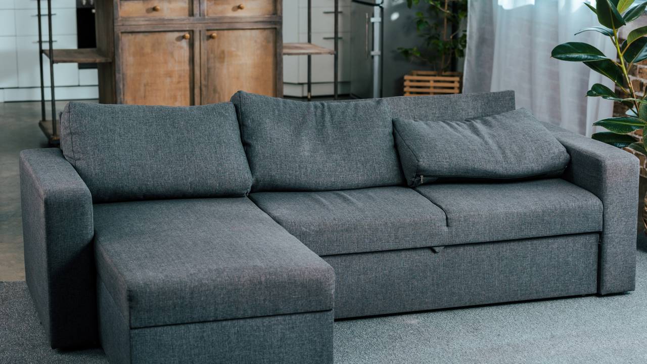 Sofá pode custar de R$ 900 a mais de R$ 12 mil e entender o motivo disso faz toda a diferença