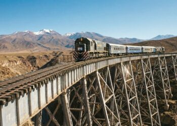 O "Trem para as Nuvens": ferrovia argentina sobe a 4.200 metros nos Andes, atravessa viadutos vertiginosos e toca o céu