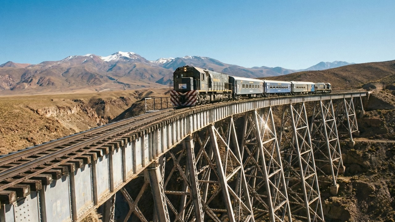 O "Trem para as Nuvens": ferrovia argentina sobe a 4.200 metros nos Andes, atravessa viadutos vertiginosos e toca o céu