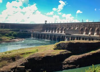 Maior usina da América do Sul fornece 90% da energia do Paraguai e 15% da demanda elétrica do Brasil