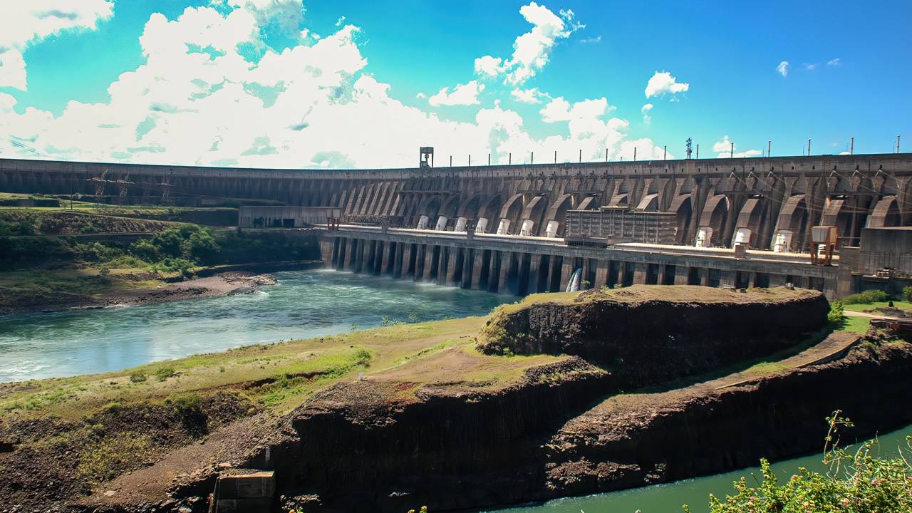 Maior usina da América do Sul fornece 90% da energia do Paraguai e 15% da demanda elétrica do Brasil