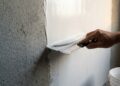 A massa de nivelamento caseira substitui produtos industriais na preparação de paredes com alta eficiência