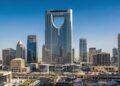 Com 302 metros de altura e uma abertura parabólica no topo, o Kingdom Centre tornou-se o arranha-céu mais icônico e luxuoso da Arábia Saudita