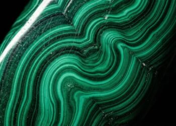 Esqueça a esmeralda e o rubi, pois este minério verde decorou palácios russos e move a indústria do cobre, sendo a obra-prima da cor