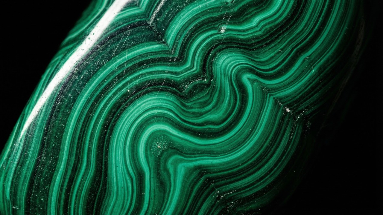 Esqueça a esmeralda e o rubi, pois este minério verde decorou palácios russos e move a indústria do cobre, sendo a obra-prima da cor