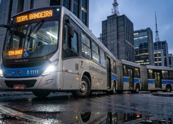 O gigante Mercedes-Benz O 500 Superarticulado de 23 metros leva 210 pessoas e conta com eixo traseiro direcional que facilita manobras em ruas estreitas