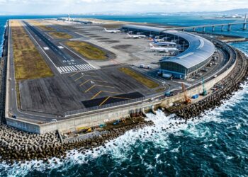 O aeroporto que “flutua” e afunda: a megaestrutura no Japão que desafia o oceano e exige obras constantes para não sumir