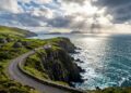 Rodovia na Irlanda percorre 47 km pela Península de Dingle; com suas curvas sobre falésias, a Slea Head Drive é a rota costeira mais bela da Europa