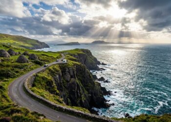 Rodovia na Irlanda percorre 47 km pela Península de Dingle; com suas curvas sobre falésias, a Slea Head Drive é a rota costeira mais bela da Europa