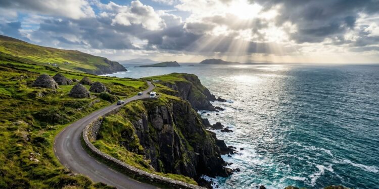Rodovia na Irlanda percorre 47 km pela Península de Dingle; com suas curvas sobre falésias, a Slea Head Drive é a rota costeira mais bela da Europa