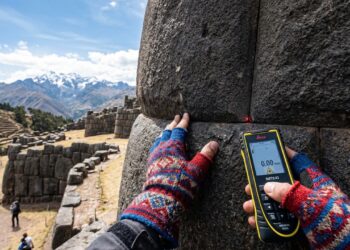Encaixando blocos de até 200 toneladas com precisão milimétrica, a fortaleza erguida a 3 mil metros de altitude exibe um nível de engenharia que a tecnologia atual sofre para replicar