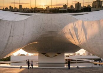 Com formato de olho e suspensa a 30 metros de altura, a obra de 2002 em Curitiba tornou-se o maior ícone da arquitetura de Oscar Niemeyer no Paraná