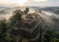 Enterrada sob uma floresta tropical e datada em mais de 16 mil anos, a gigantesca pirâmide asiática de 30 metros de altura ameaça reescrever toda a história humana