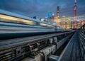 Com velocidade de 431 km/h e tecnologia de levitação magnética, o trem de Xangai flutua sobre os trilhos, sendo o mais rápido do mundo em operação