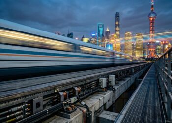 Com velocidade de 431 km/h e tecnologia de levitação magnética, o trem de Xangai flutua sobre os trilhos, sendo o mais rápido do mundo em operação
