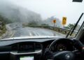 Rodovia na África do Sul ganha fama por seus 2.150 metros de altitude, pois o trajeto de 56 km possui curvas de 180 graus entre abismos e neblina