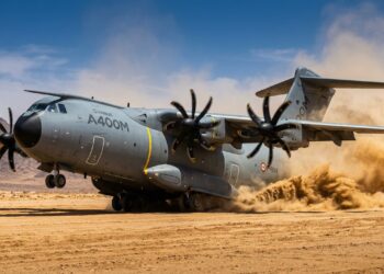 O colosso voador europeu de 4 motores que consegue pousar as suas 141 toneladas na areia fofa do deserto sem atolar