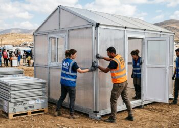 Cientistas de universidade britânica criam casa modular de plástico reciclado que resiste ao fogo e substitui barracas