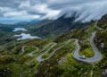 Estrada na Irlanda ganha fama por seu zigue-zague de 1843, pois suas curvas situadas a 334 m de altitude unem os condados de Cork e Kerry no país