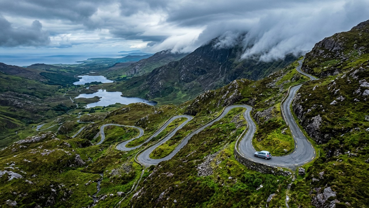 Estrada na Irlanda ganha fama por seu zigue-zague de 1843, pois suas curvas situadas a 334 m de altitude unem os condados de Cork e Kerry no país