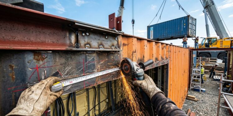 Homem usa contêiner marítimo descartado e constrói casa moderna de 2 andares provando que o tijolo não é a única opção
