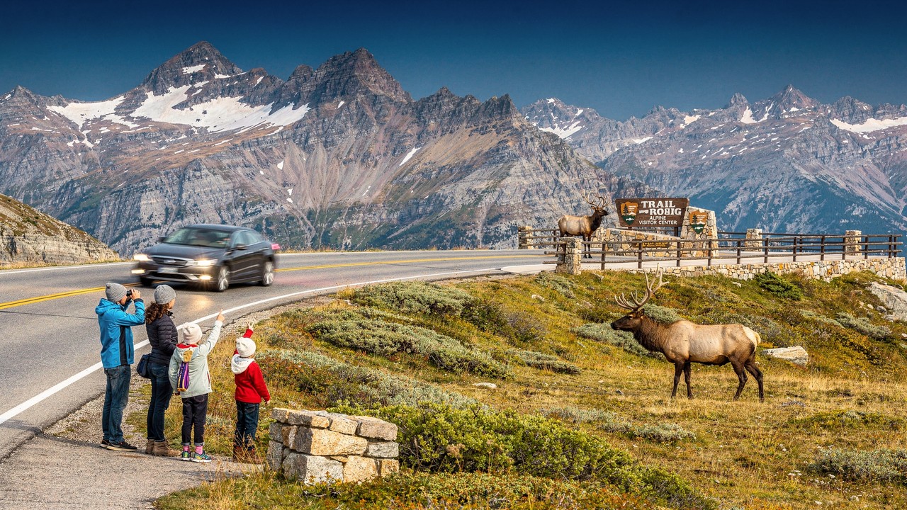 Rodovia nos Estados Unidos ganha fama por sua altitude, pois o trajeto de 77 km atinge 3.713 m sendo a estrada pavimentada mais alta do Colorado