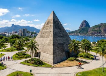 Com seu formato de pirâmide e projetado por Lucio Costa em 1973, o monumento no Aterro tornou-se o marco da fundação da cidade do Rio de Janeiro