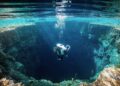 O buraco azul de 300 metros de profundidade no fundo do mar que abriga cavernas inexploradas sem nenhum oxigênio